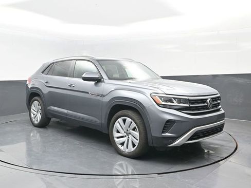 Used 2022 Volkswagen Atlas Cross Sport SE image 2