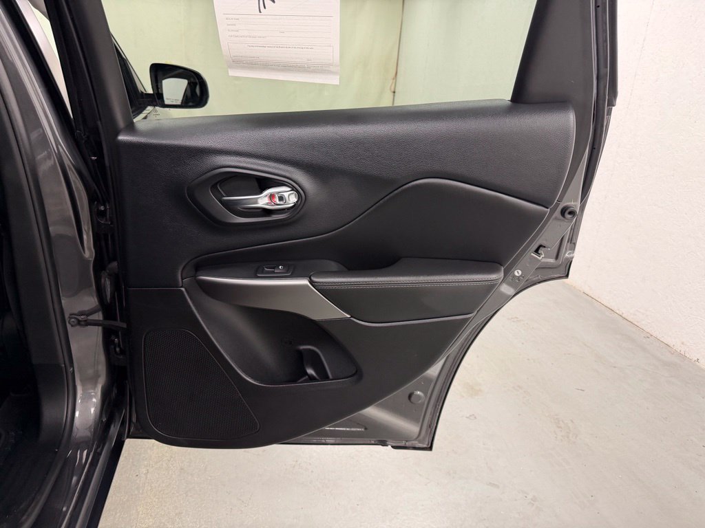 Used 2019 Jeep Cherokee Limited AWD/4WD image 13