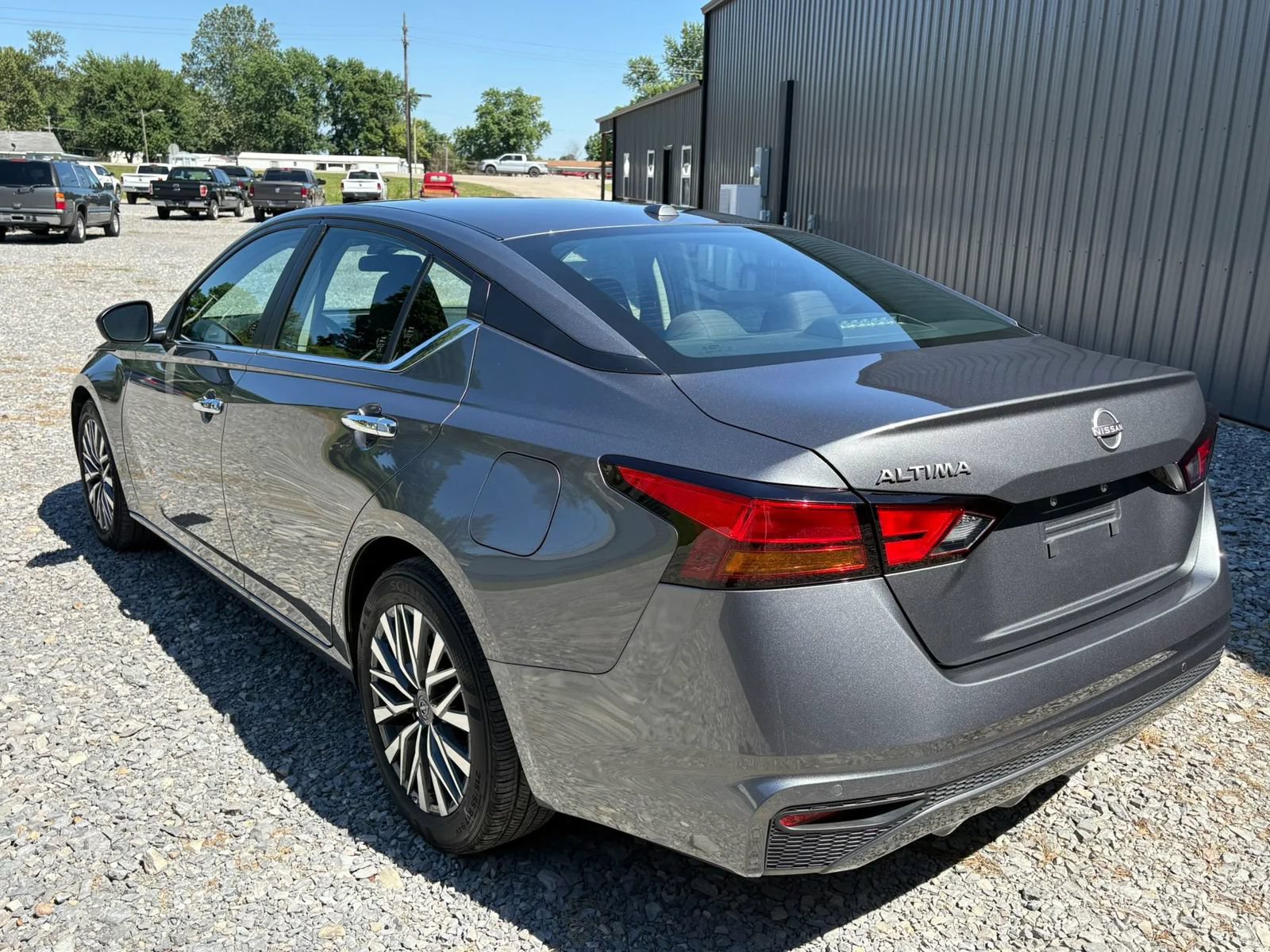 Used 2025 Nissan Altima 2.5 SV FWD image 9