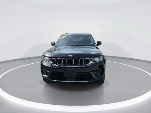 Used 2024 Jeep Grand Cherokee Laredo w/ Luxury Tech Group I AWD/4WD image 4