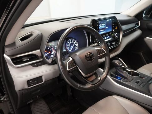 Used 2022 Toyota Highlander XLE AWD/4WD image 6