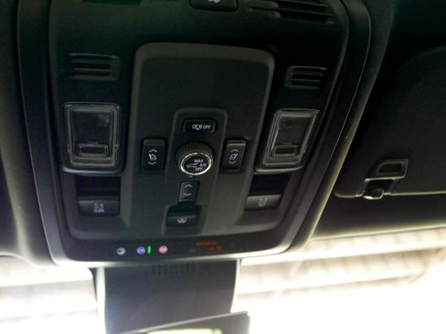 Used 2025 Chevrolet Suburban High Country image 43