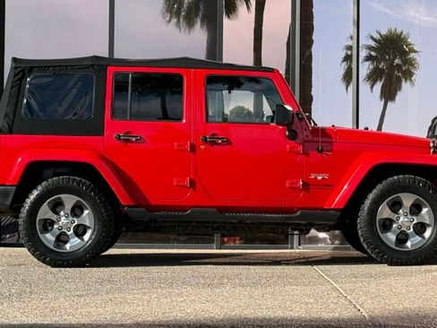 Used 2018 Jeep Wrangler Unlimited Sahara w/ Connectivity Group AWD/4WD image 17