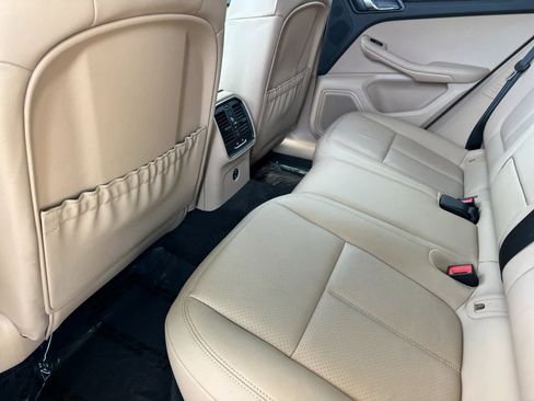Certified 2025 Porsche Macan AWD/4WD image 13