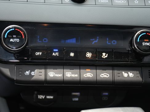 Used 2025 Hyundai Elantra Limited FWD image 16
