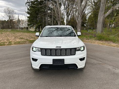 Used 2019 Jeep Grand Cherokee Altitude AWD/4WD image 13