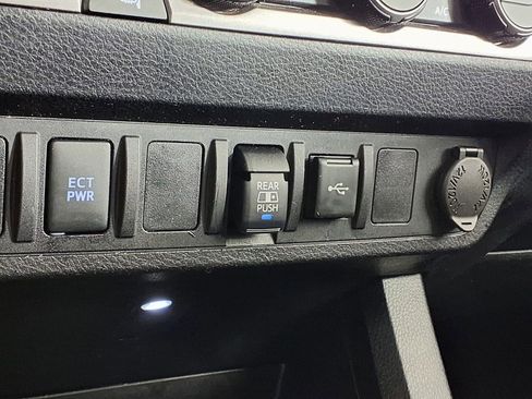 Used 2022 Toyota Tacoma SR5 AWD/4WD image 22