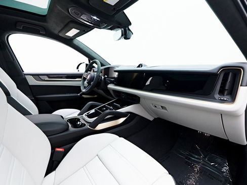 Used 2025 Porsche Cayenne GTS image 48