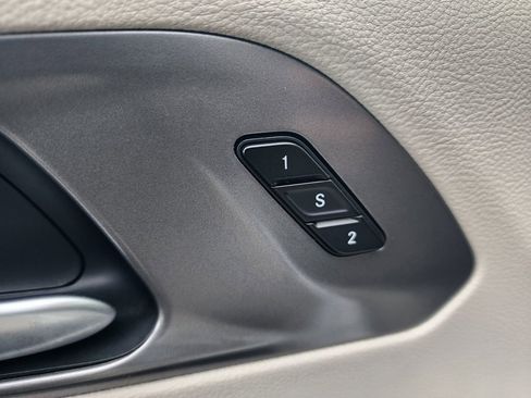 Used 2024 Chrysler Pacifica Touring-L image 12