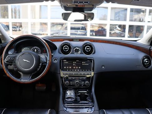 Used 2018 Jaguar XJ R-Sport image 12