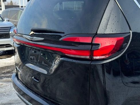Used 2024 Chrysler Pacifica Touring-L image 6