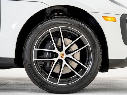 New 2025 Porsche Macan image 36
