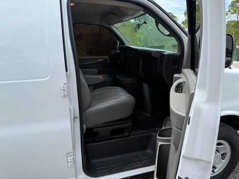 Used 2015 Chevrolet Express 2500 image 12
