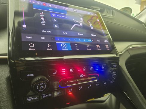 Used 2023 Jeep Grand Cherokee L Limited w/ Luxury Tech Group II image 27