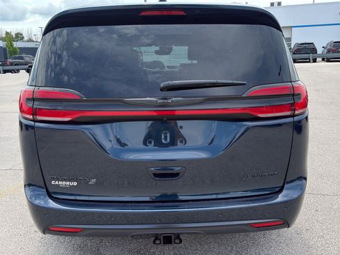 Used 2024 Chrysler Pacifica Limited w/ S Appearance Package FWD image 7