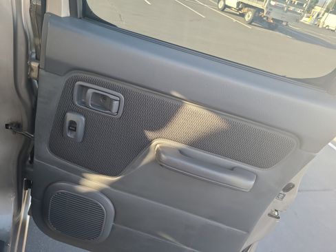Used 2004 Nissan Frontier S/C AWD/4WD image 29