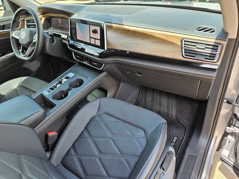 Used 2024 Volkswagen Atlas SE FWD image 32