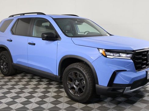 Used 2025 Honda Pilot TrailSport image 3
