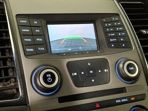 Used 2016 Ford Taurus SEL FWD image 4