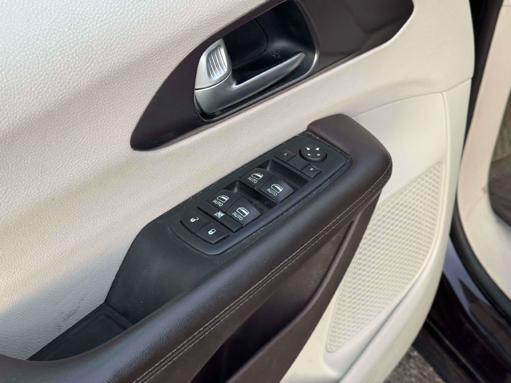 Used 2017 Chrysler Pacifica Touring-L Plus FWD image 18
