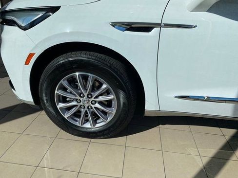 Used 2024 Buick Enclave Essence image 19