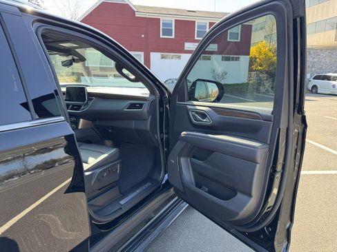 Used 2024 Chevrolet Suburban High Country w/ Advanced Technology Package image 16