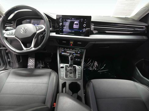 Used 2025 Volkswagen Jetta SE FWD image 12