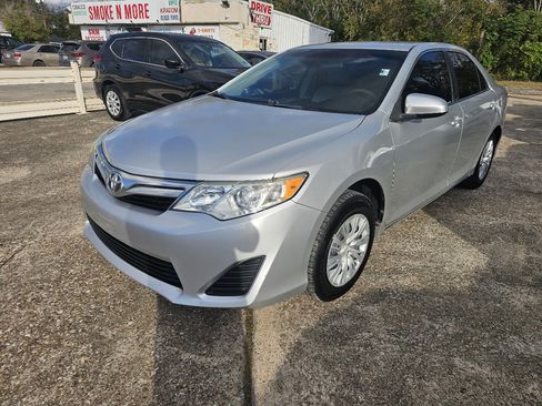 Used 2014 Toyota Camry L image 4