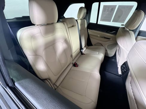 Used 2023 Jeep Grand Cherokee Limited image 25