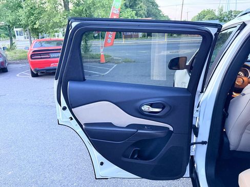 Used 2016 Jeep Cherokee Latitude w/ Cold Weather Group FWD image 14
