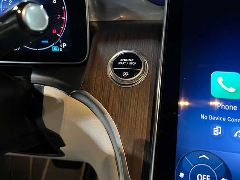 Used 2025 Mercedes-Benz GLC 300 4MATIC image 31