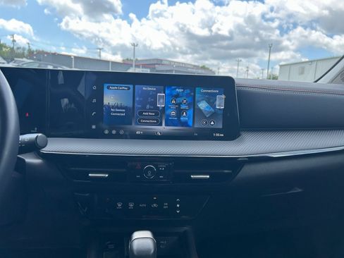 Used 2026 Nissan Kicks SR FWD image 17