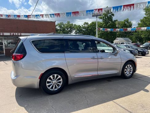 Used 2018 Chrysler Pacifica Touring-L FWD image 5