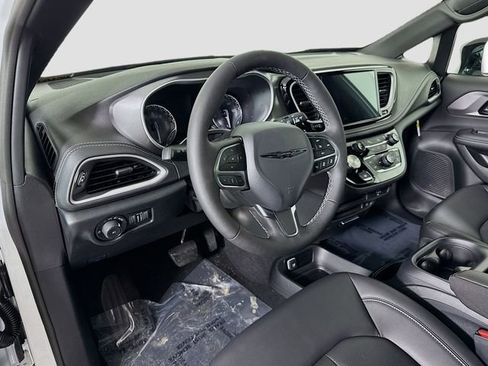 New 2026 Chrysler Pacifica Select image 9