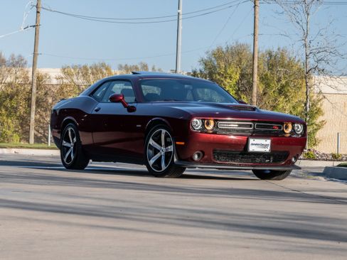 Used 2019 Dodge Challenger R/T w/ Driver Convenience Group image 2
