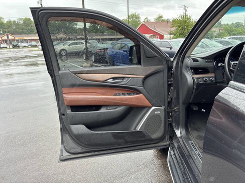 Used 2017 Cadillac Escalade ESV Luxury AWD/4WD image 14