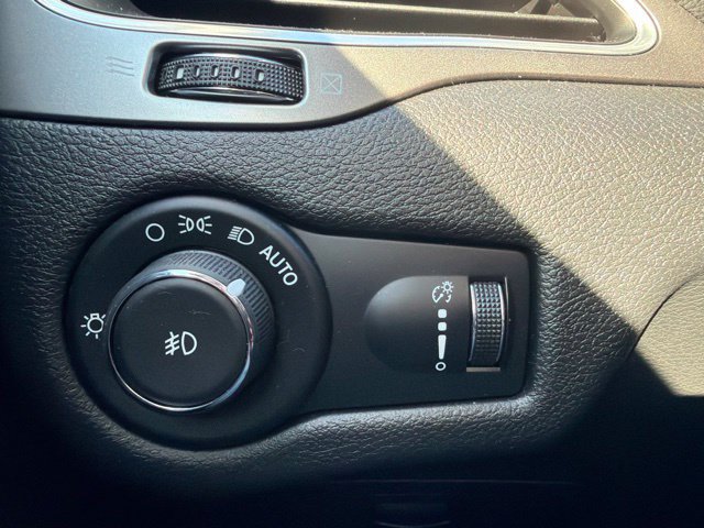 Used 2019 Jeep Cherokee Latitude w/ Cold Weather Group FWD image 19