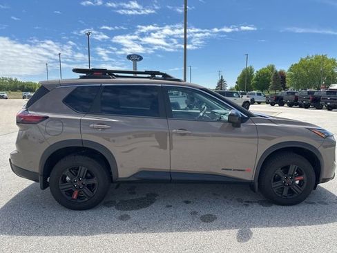 Used 2025 Nissan Rogue SV AWD/4WD image 2