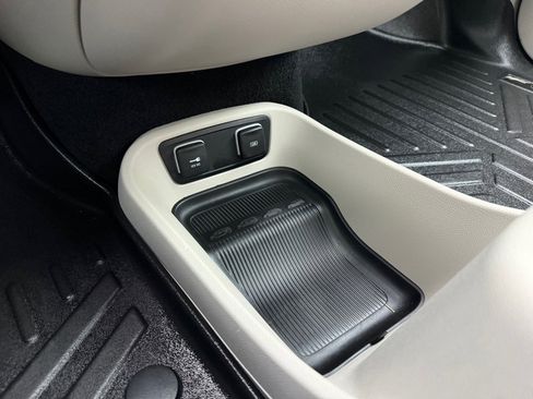 Used 2018 Chrysler Pacifica Limited FWD image 40