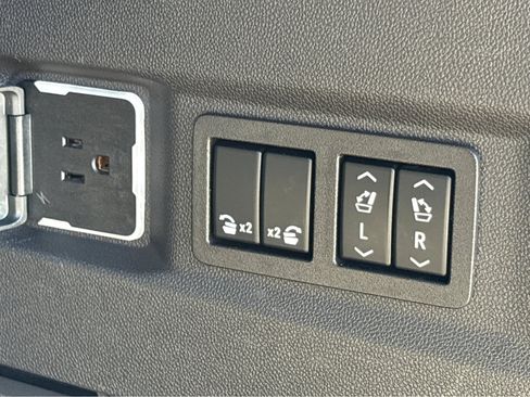 Used 2021 Chevrolet Tahoe RST w/ Luxury Package image 33