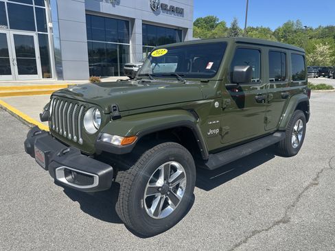 Used 2022 Jeep Wrangler Unlimited Sahara w/ Cold Weather Group AWD/4WD image 2