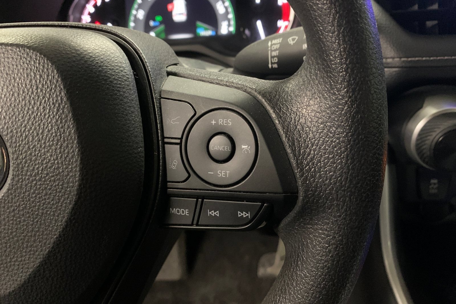 Used 2025 Toyota RAV4 LE AWD/4WD image 28