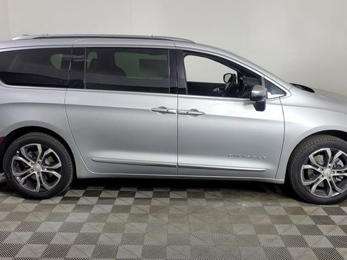 New 2026 Chrysler Pacifica Pinnacle image 9