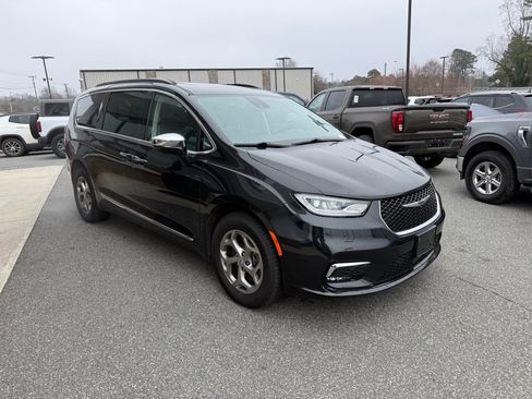 Used 2023 Chrysler Pacifica Limited image 9