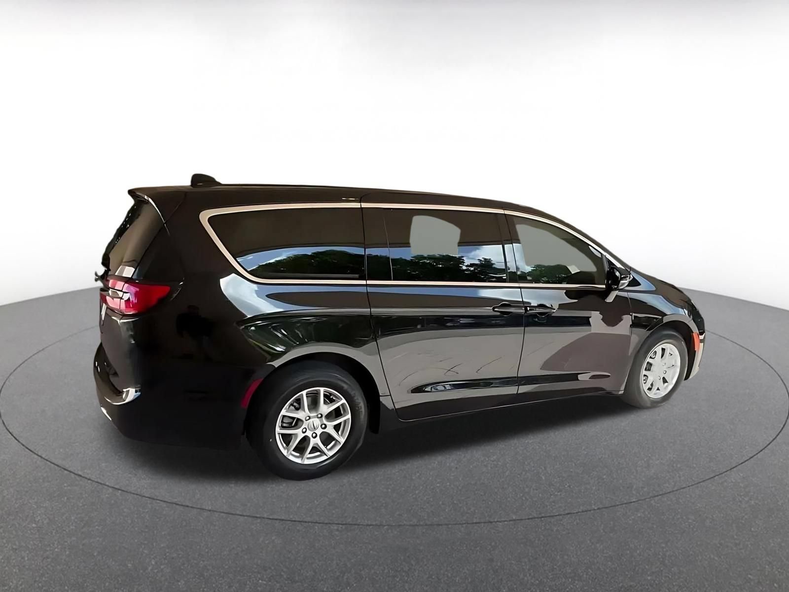 Used 2025 Chrysler Pacifica Select FWD image 13