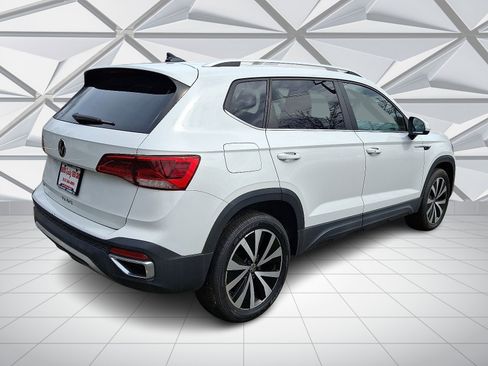 Used 2022 Volkswagen Taos SE w/ Panoramic Sunroof Package image 11