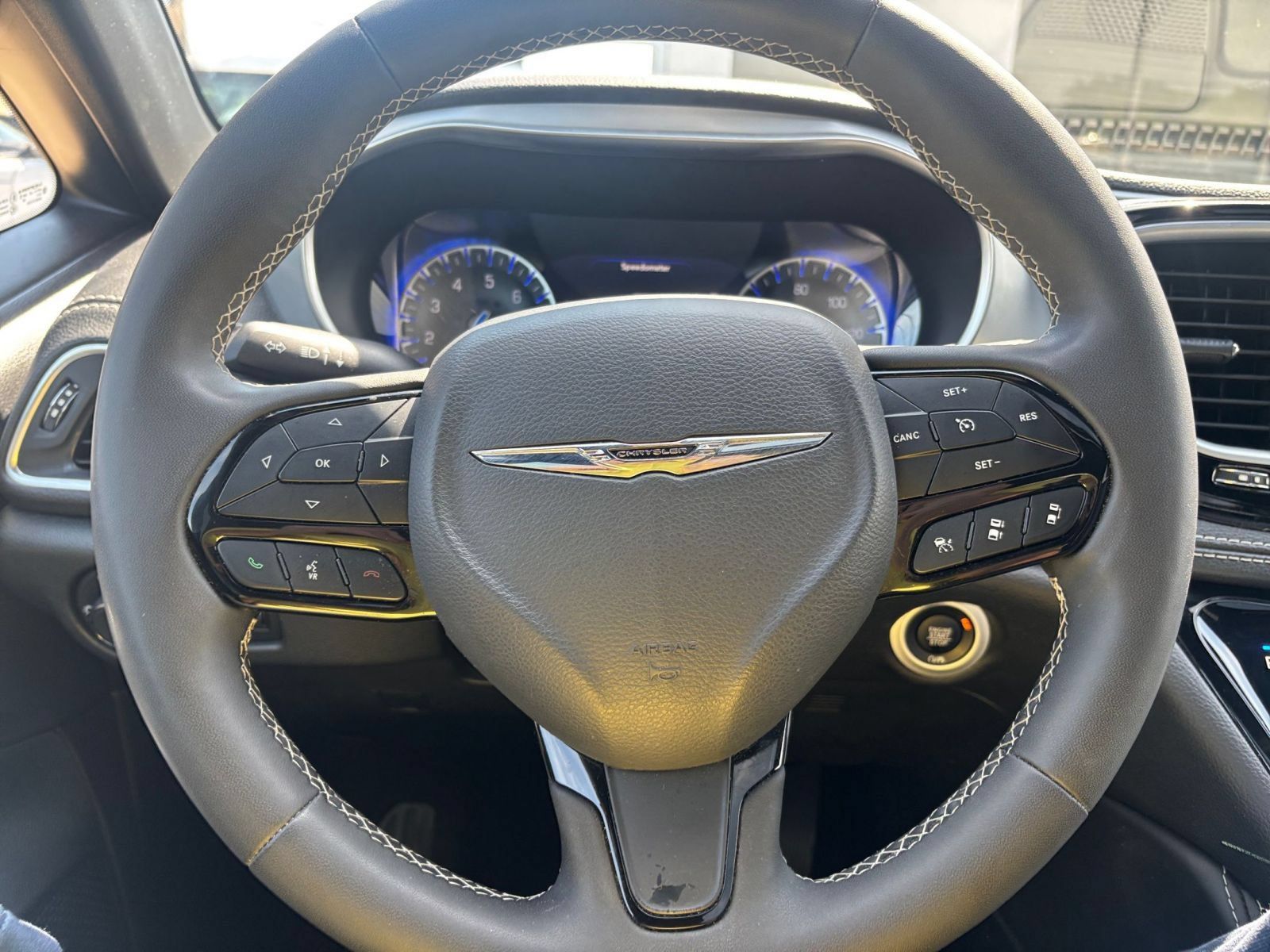 Used 2025 Chrysler Pacifica Limited FWD image 30