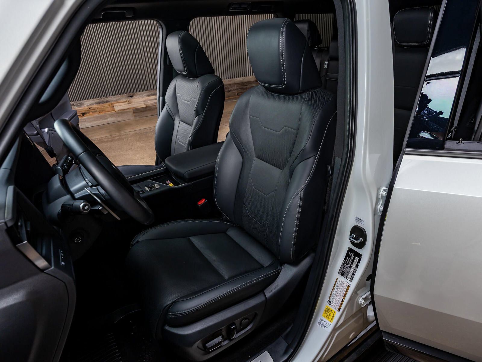 Used 2025 Lexus GX 550 w/ Accessory Package (31) AWD/4WD image 30