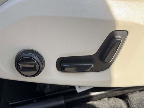 Certified 2023 Volvo XC60 B5 Plus w/ Climate Package image 18