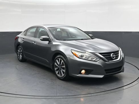 Used 2017 Nissan Altima 2.5 SV w/ Convenience Package FWD image 2